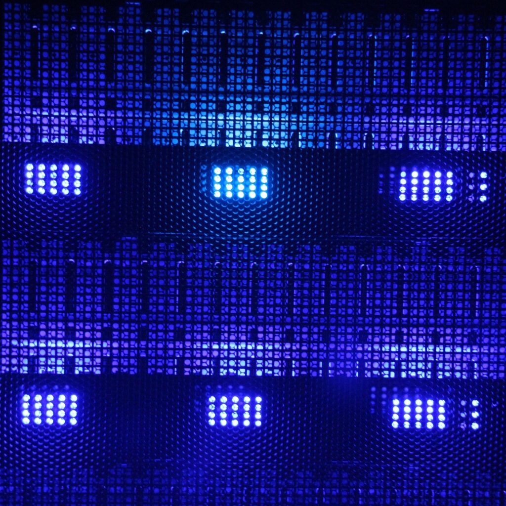 データの安全性とオフライン処理を表現した、鍵アイコン付きのサーバーラック