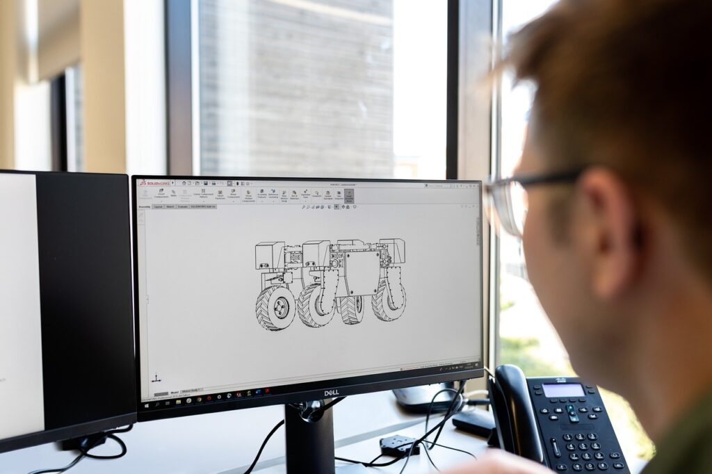 開発環境や動画編集など複数のプロフェッショナル向けツールが表示された作業画面