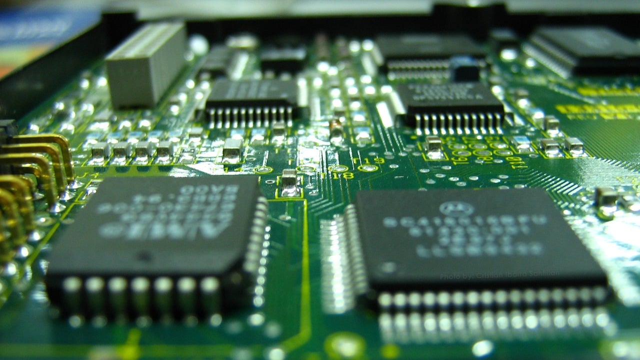 最新の半導体チップと回路基板を捉えたAIハードウェアのイメージ