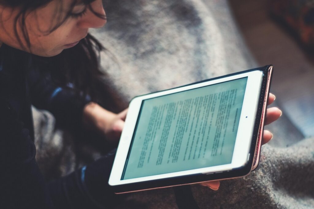 タブレット端末で電子書籍を読むミニマルなワークスペース