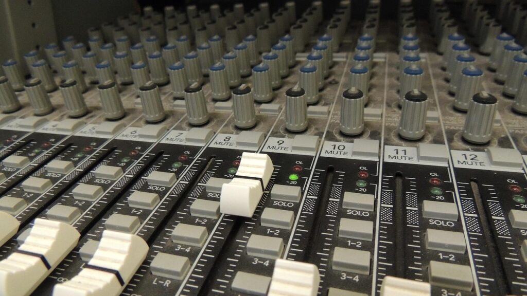 音楽制作ソフトのインターフェースとメタデータ設定画面