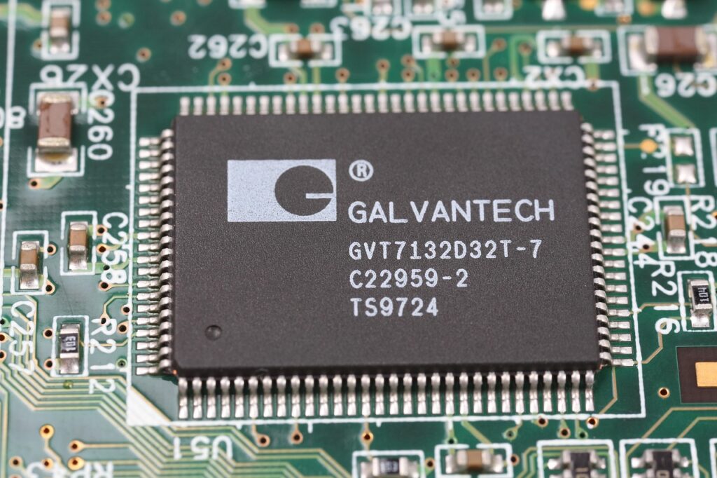 車載AIシステムの基盤となる小型コンピュータと電子基板