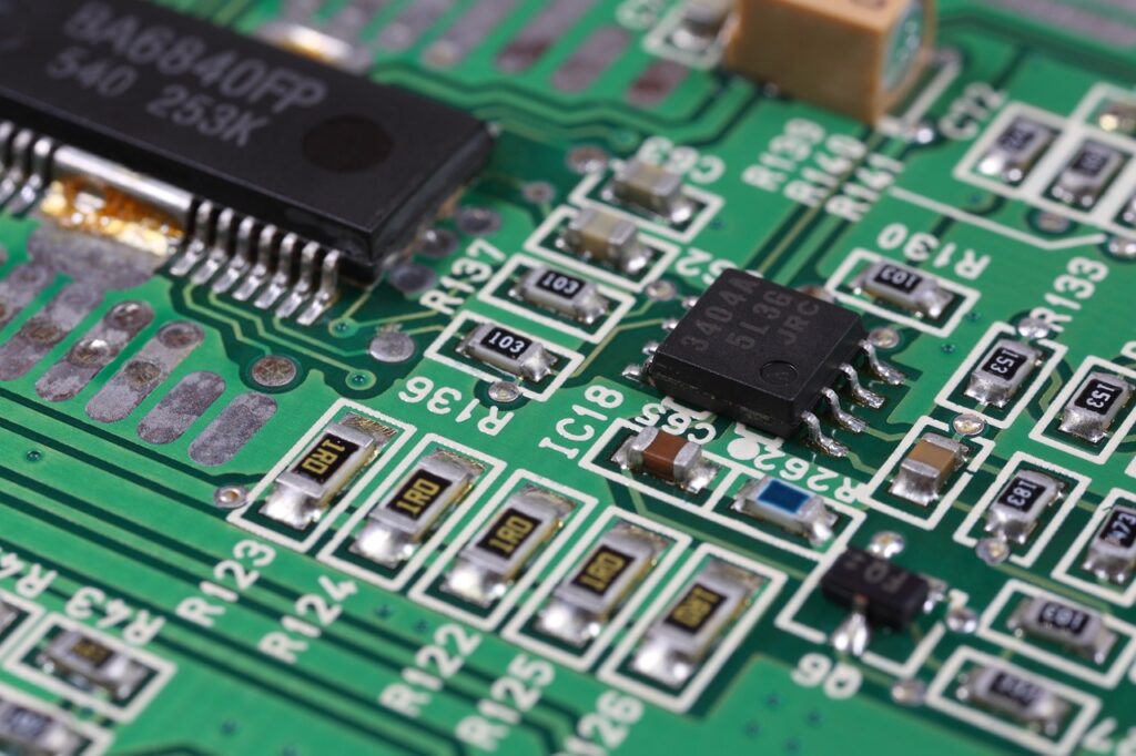 FPGAボードと電子回路のクローズアップ