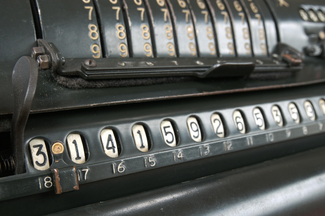 1970年代のコンピューターと黒板に書かれた数学の数式