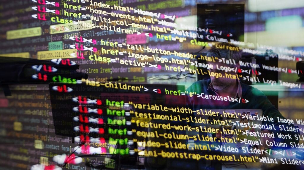 複雑なコードとデータが表示された開発者のワークスペース