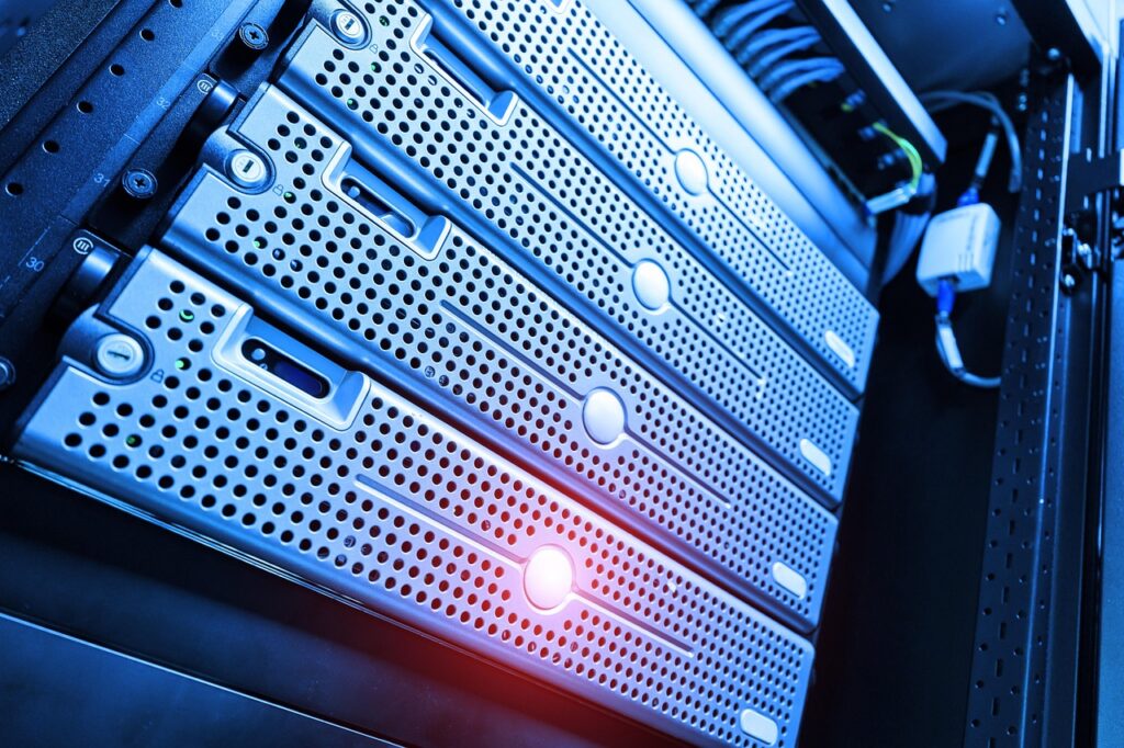 セキュリティ監視が行われているデータセンターのサーバーラック