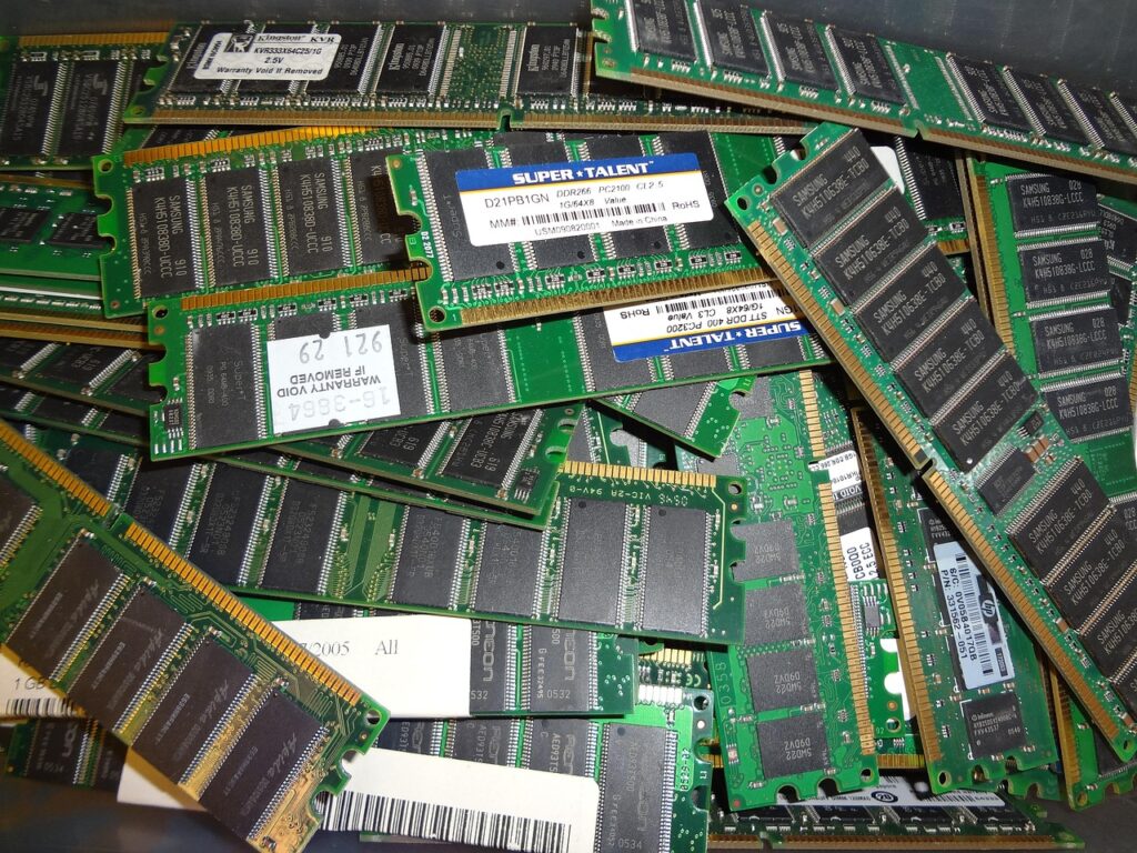 マザーボードに装着されたPC用RAMメモリ